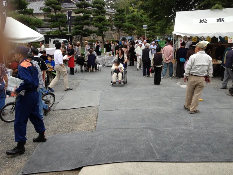 長野県のお祭り 行路・露店下地（公園砂利養生）