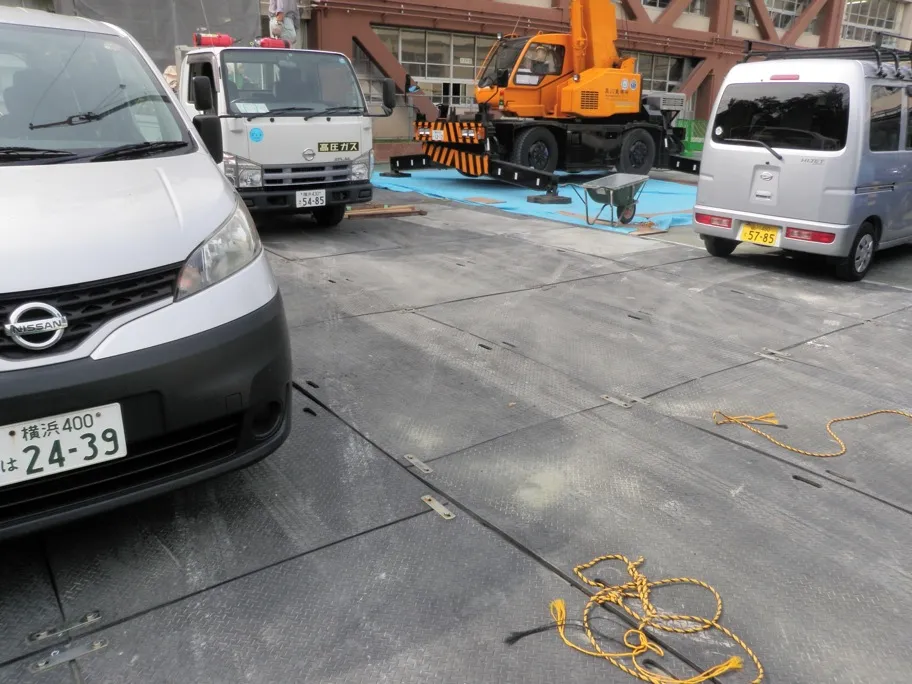 資材搬入路（校庭養生）