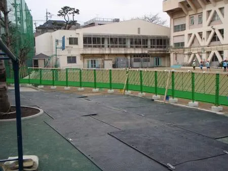 資材搬入路（学校校庭タータン部養生）