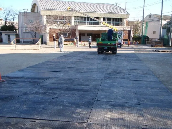 資材・工事車両搬入路（学校校庭養生）