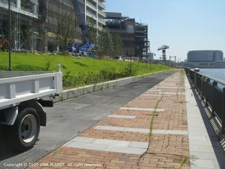 河川遊歩道車両搬入（インターロッキング養生）
