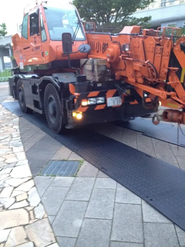 高所作業車両搬入路（インターロッキング養生）